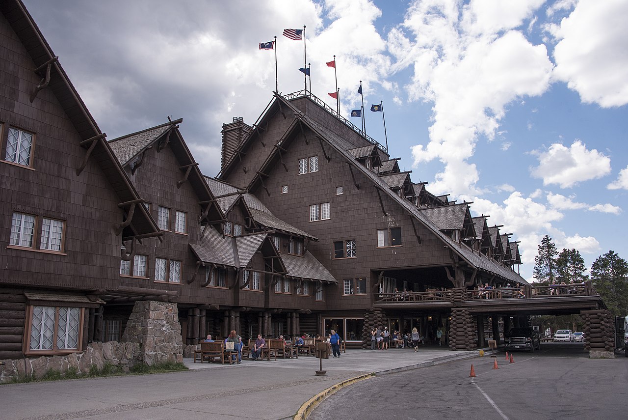 Old Faithful Inn – Mysterious Britain & Ireland